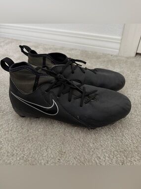 Nike Black Boy’s Soccer Cleats with Subtle Black Collar